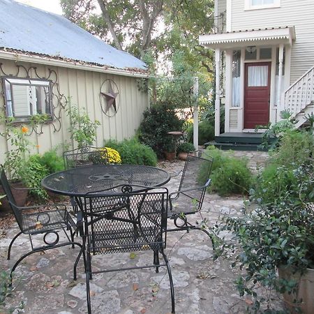 Carriage House Fredericksburg Bed & Breakfast Exterior photo