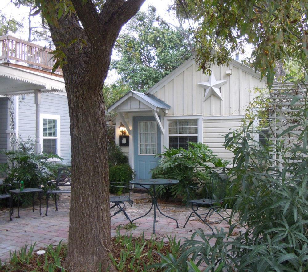 Carriage House Fredericksburg Bed & Breakfast Exterior photo